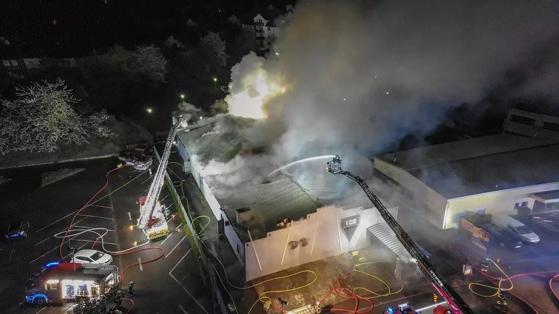 Bei den Löscharbeiten stürzte auch ein Teil des Daches ein. - Bild: -/Feuerwehr Kehl/dpa