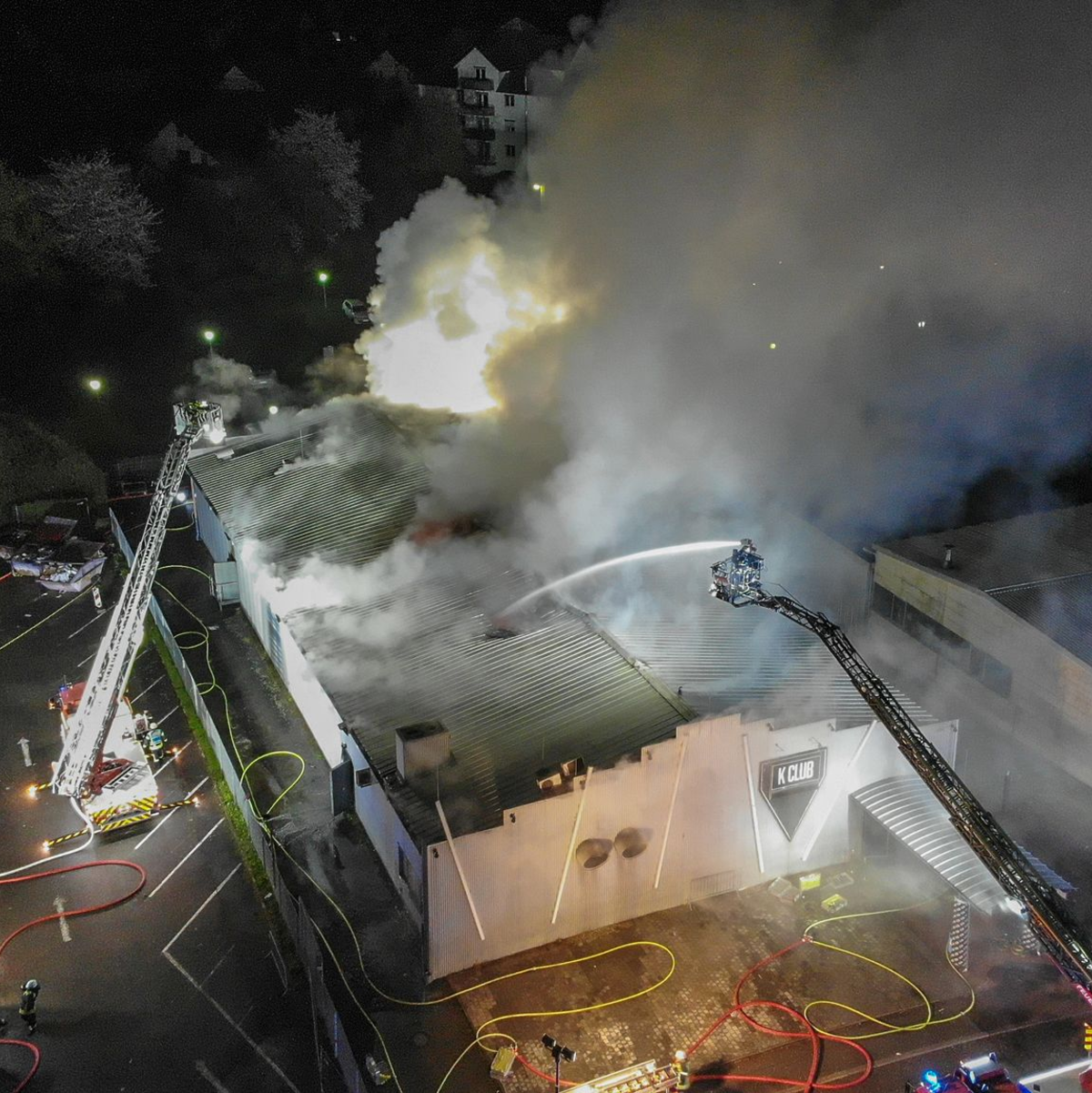 Bei den Löscharbeiten stürzte auch ein Teil des Daches ein. - Foto: -/Feuerwehr Kehl/dpa