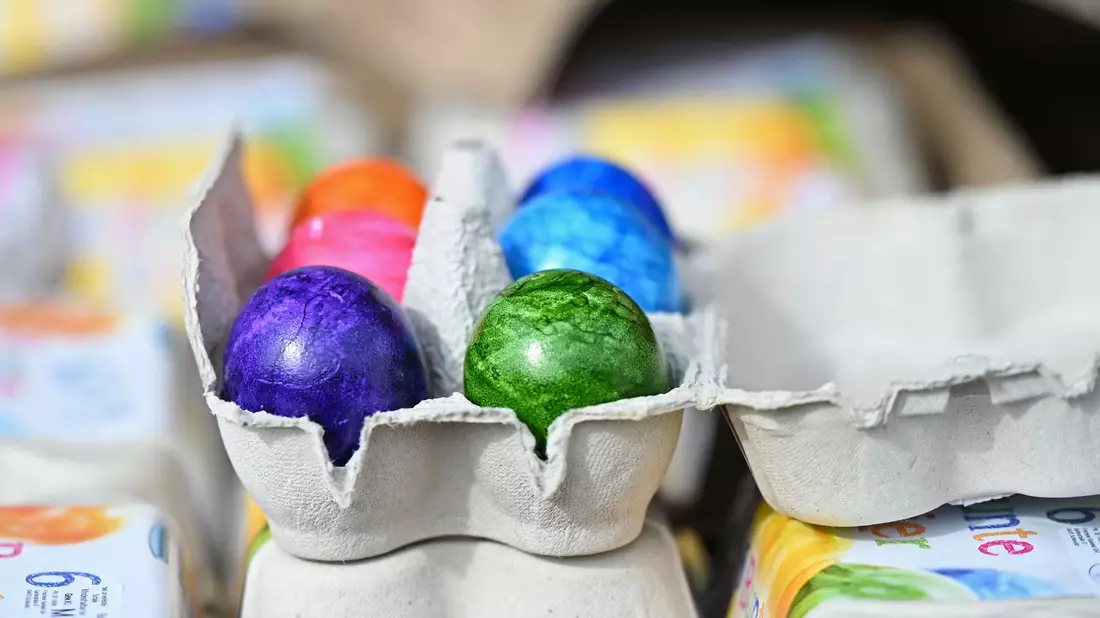 Vor Ostern sind in Deutschland die Eier knapp. (Symbolbild) - Bild: Jennifer Brückner/dpa