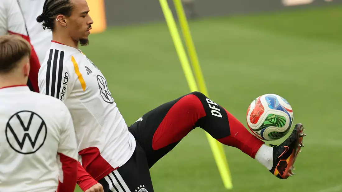 Leroy Sané, hier beim Training vor dem Spiel gegen Ghana, muss iiefern.  - Bild: Christian Charisius/dpa