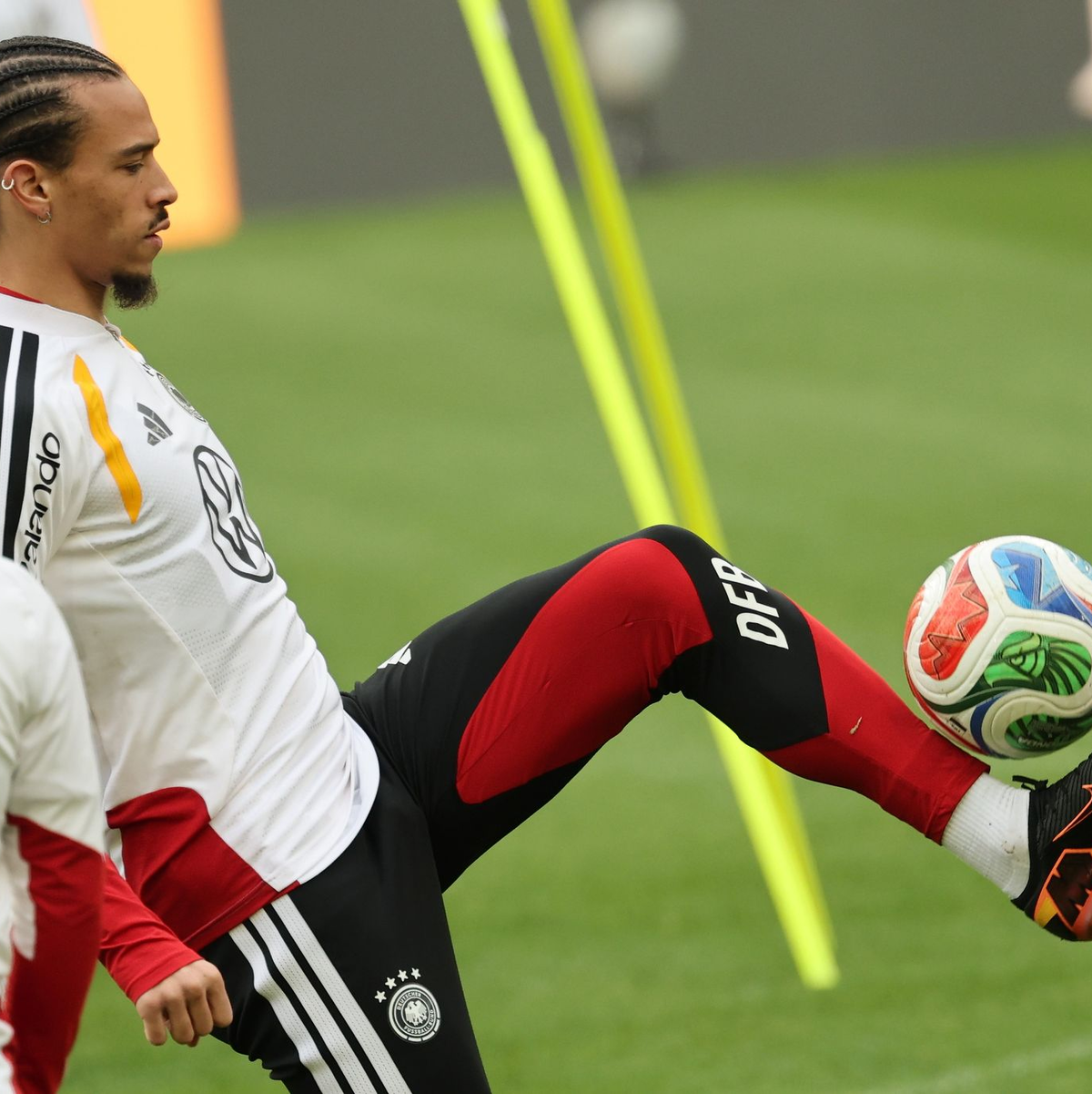 Leroy Sané, hier beim Training vor dem Spiel gegen Ghana, muss iiefern.  - Foto: Christian Charisius/dpa