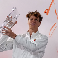 Schaffte trotz Regens im Finale als achter Spieler das sogenannte Sunshine Double: Jannik Sinner. - Foto: Rebecca Blackwell/AP/dpa