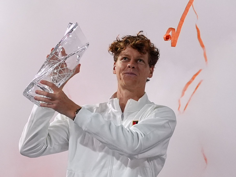 Schaffte trotz Regens im Finale als achter Spieler das sogenannte Sunshine Double: Jannik Sinner. - Foto: Rebecca Blackwell/AP/dpa