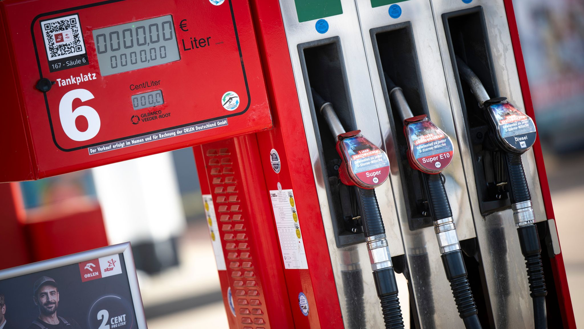 Die neue Preisregel für Tankstellen soll am 1. April in Kraft treten. (Symbolbild) - Foto: Philip Dulian/dpa