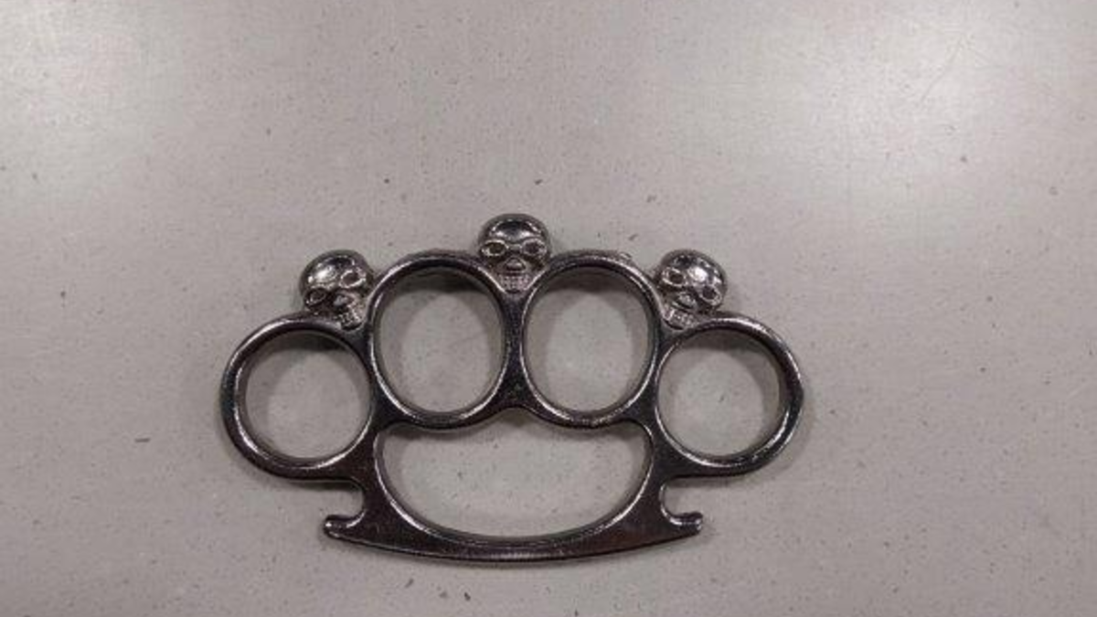 BPOL NRW: Schlagring im Handgepäck: Bundespolizei stoppt 18-Jährigen am Flughafen Köln/Bonn - Foto: presseportal.de