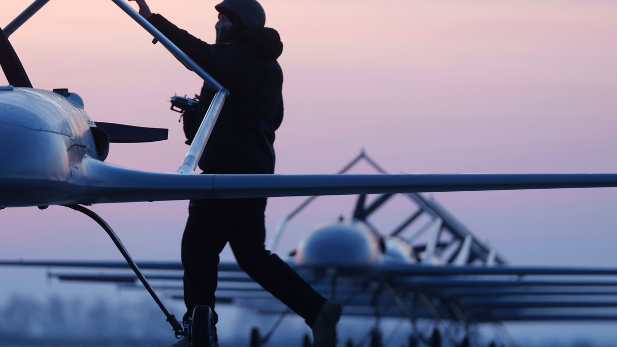 Die Ukraine setzt immer größere Schwärme ihrer Langstreckendrohnen ein. (Archivbild) - Foto: Evgeniy Maloletka/AP/dpa