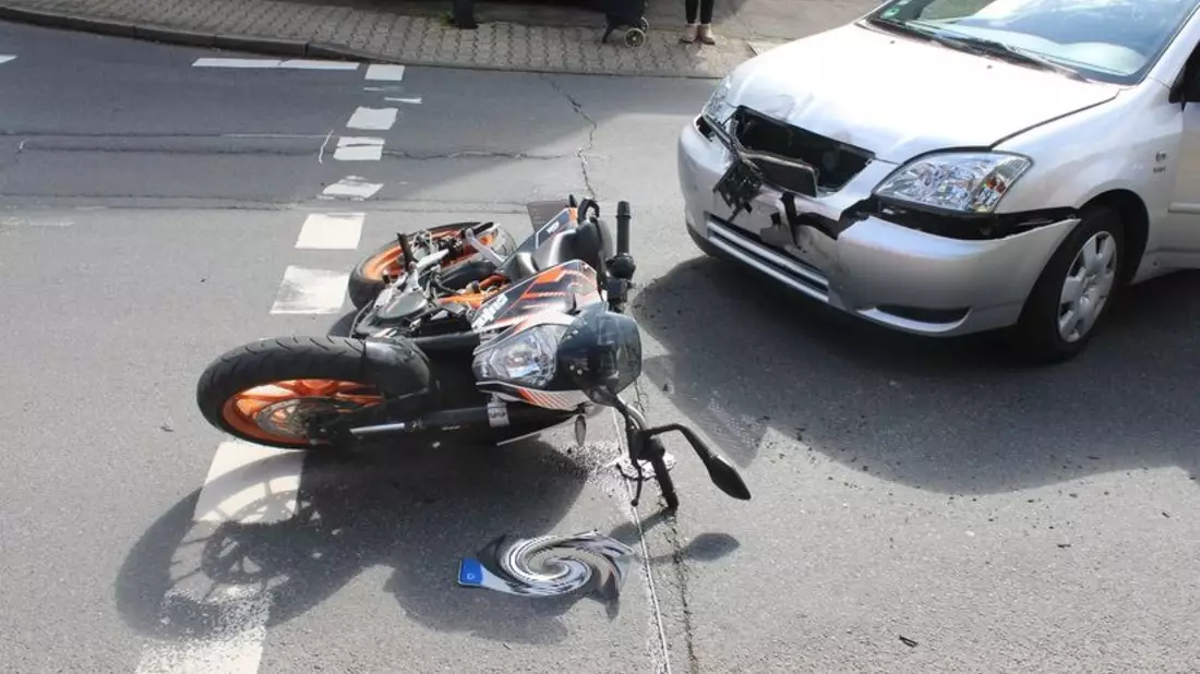 POL-RBK: Bergisch Gladbach - Zusammenstoß zwischen Motorrad und Pkw - Bild: presseportal.de