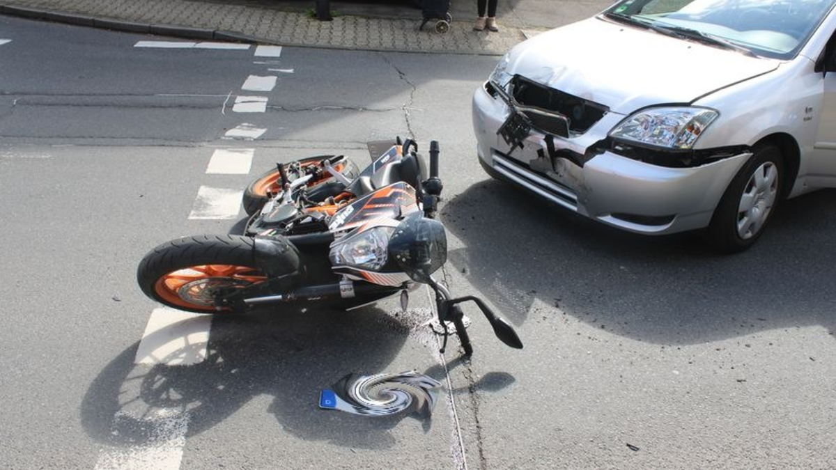 POL-RBK: Bergisch Gladbach - Zusammenstoß zwischen Motorrad und Pkw - Foto: presseportal.de