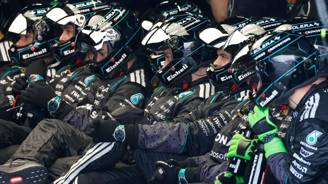 Die Mercedes-Crew hätte wohl gern auf die Zwangspause verzichtet. - Bild: Franck Robichon/POOL EPA/AP/dpa