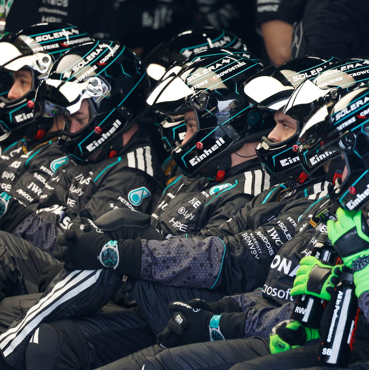 Die Mercedes-Crew hätte wohl gern auf die Zwangspause verzichtet. - Foto: Franck Robichon/POOL EPA/AP/dpa