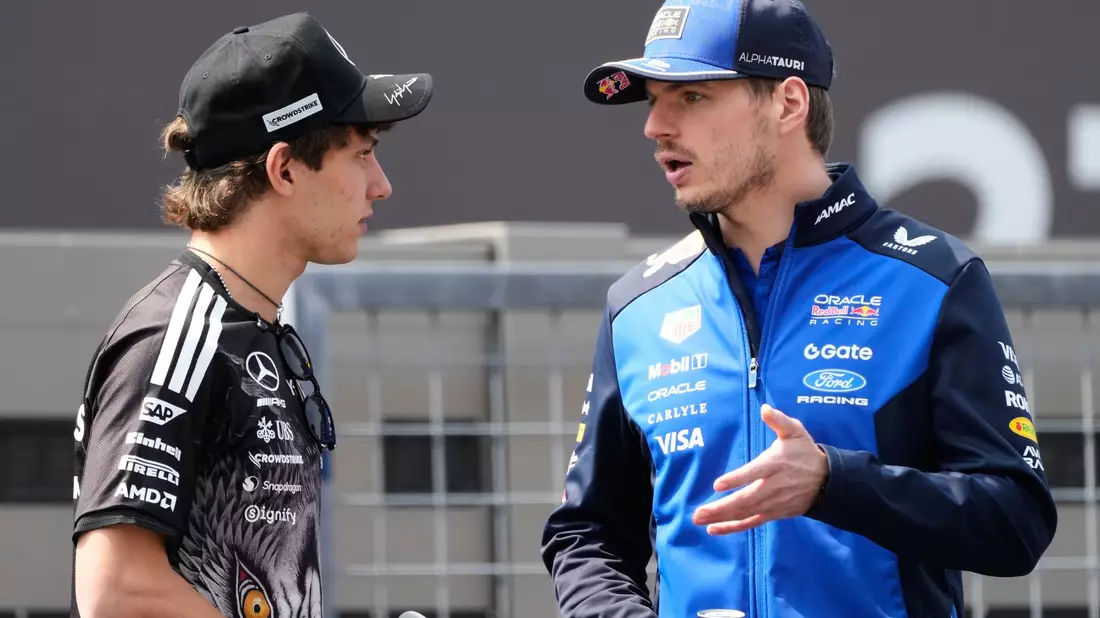 Red-Bull-Star Max Verstappen (r) fährt derzeit weit hinter Kimi Antonelli her. - Bild: Eugene Hoshiko/AP/dpa