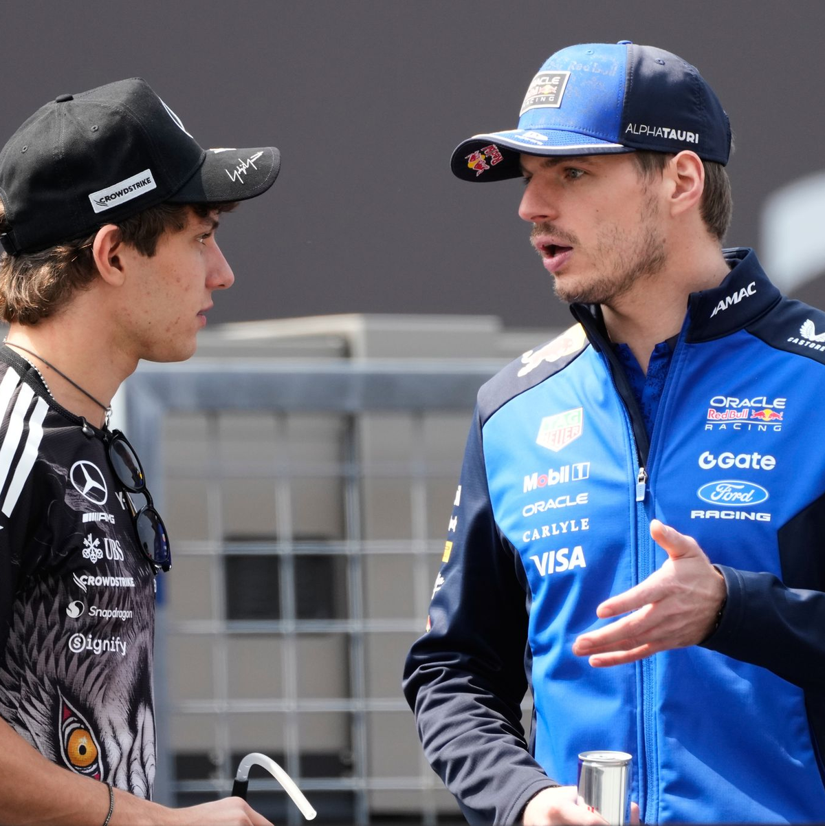 Red-Bull-Star Max Verstappen (r) fährt derzeit weit hinter Kimi Antonelli her. - Foto: Eugene Hoshiko/AP/dpa