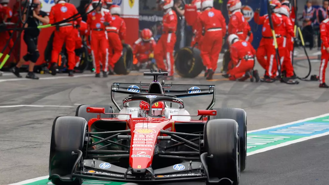 Ferrari-Pilot Charles Leclerc hofft auf viele Updates. - Bild: Franck Robichon/POOL EPA/AP/dpa