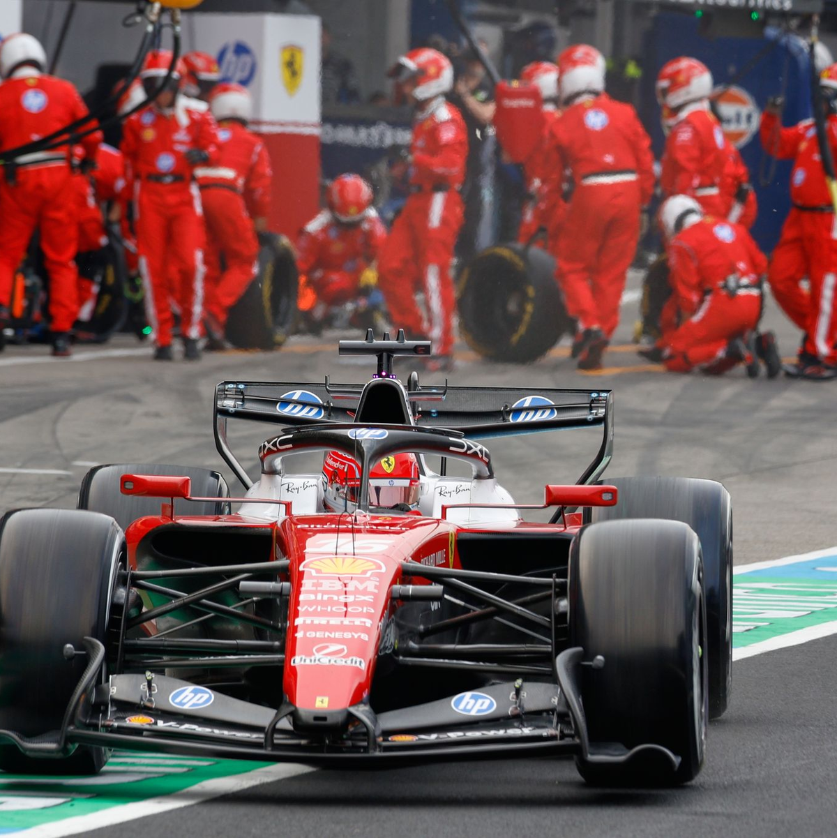 Ferrari-Pilot Charles Leclerc hofft auf viele Updates. - Foto: Franck Robichon/POOL EPA/AP/dpa