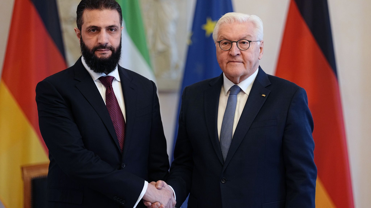  Als ersten Programmpunkt traf der syrische Übergangspräsident Ahmed al-Scharaa den Bundespräsidenten Frank-Walter Steinmeier.  - Foto: Kay Nietfeld/dpa