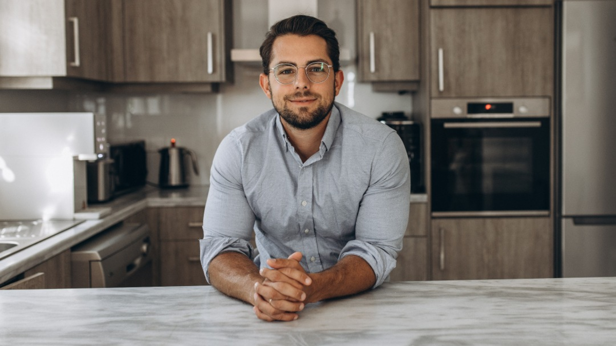 Emanuel Erk: 3 Red Flags beim Kennenlernen, die 90 % aller Singles übersehen - Foto: presseportal.de