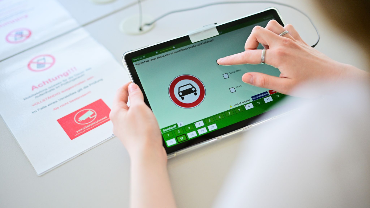 In mehr als jedem dritten Fall kamen Gadgets wie etwa Mini-Kameras oder kleine Ohrhörer zum Einsatz. (Symbolbild) - Foto: Sebastian Gollnow/dpa