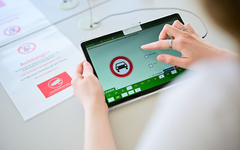 In mehr als jedem dritten Fall kamen Gadgets wie etwa Mini-Kameras oder kleine Ohrhörer zum Einsatz. (Symbolbild) - Foto: Sebastian Gollnow/dpa