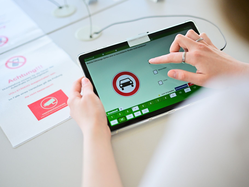 In mehr als jedem dritten Fall kamen Gadgets wie etwa Mini-Kameras oder kleine Ohrhörer zum Einsatz. (Symbolbild) - Foto: Sebastian Gollnow/dpa