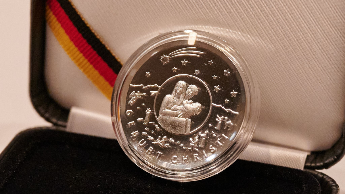 Die Bundesregierung gibt regelmäßig neue Sammlermünzen aus. (Archivbild) - Foto: Annette Riedl/dpa