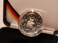 Die Bundesregierung gibt regelmäßig neue Sammlermünzen aus. (Archivbild) - Foto: Annette Riedl/dpa