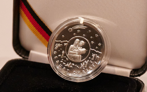 Die Bundesregierung gibt regelmäßig neue Sammlermünzen aus. (Archivbild) - Foto: Annette Riedl/dpa