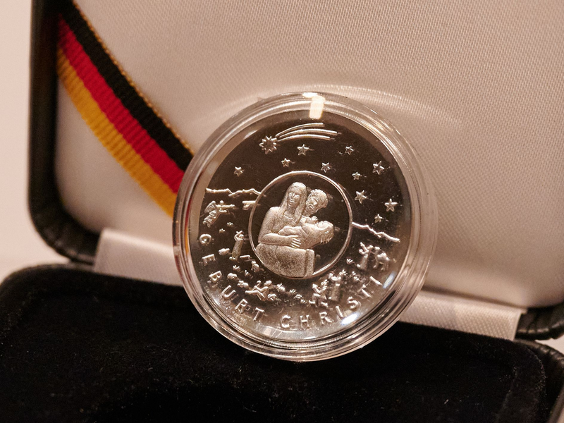 Die Bundesregierung gibt regelmäßig neue Sammlermünzen aus. (Archivbild) - Foto: Annette Riedl/dpa