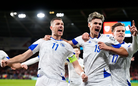 Edin Dzeko (l) ist in der bosnischen Nationalmannschaft Kapitän und Leistungsträger. (Archivbild) - Foto: Nick Potts/PA Wire/dpa