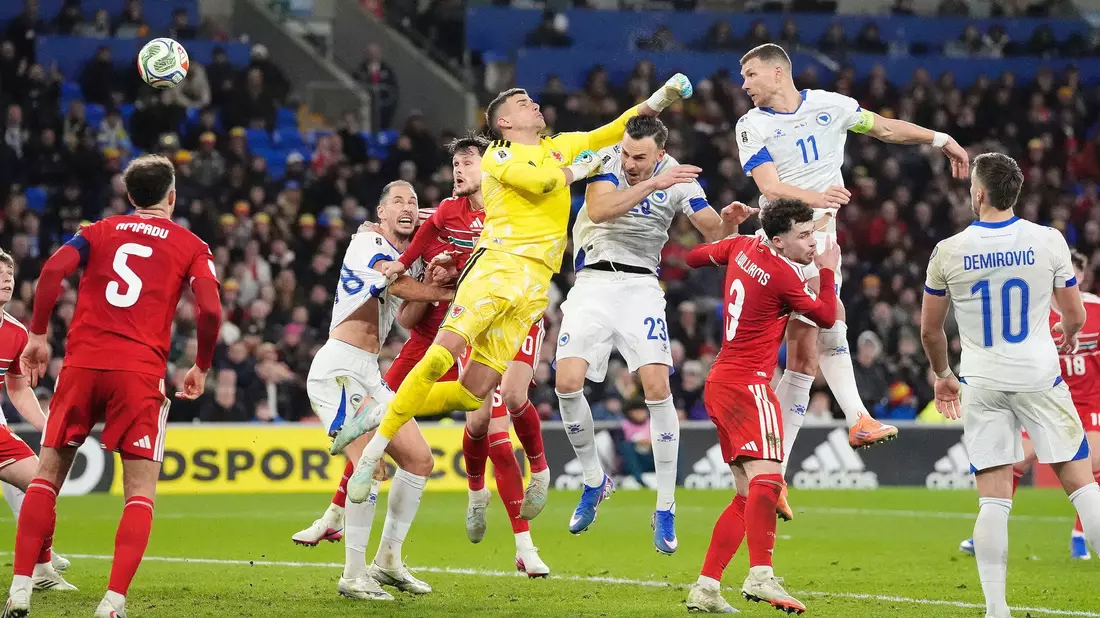 Edin Dzeko (r. oben) glich im Playoff-Halbfinale für Bosnien-Herzegowina aus. (Archivbild) - Bild: Nick Potts/PA Wire/dpa