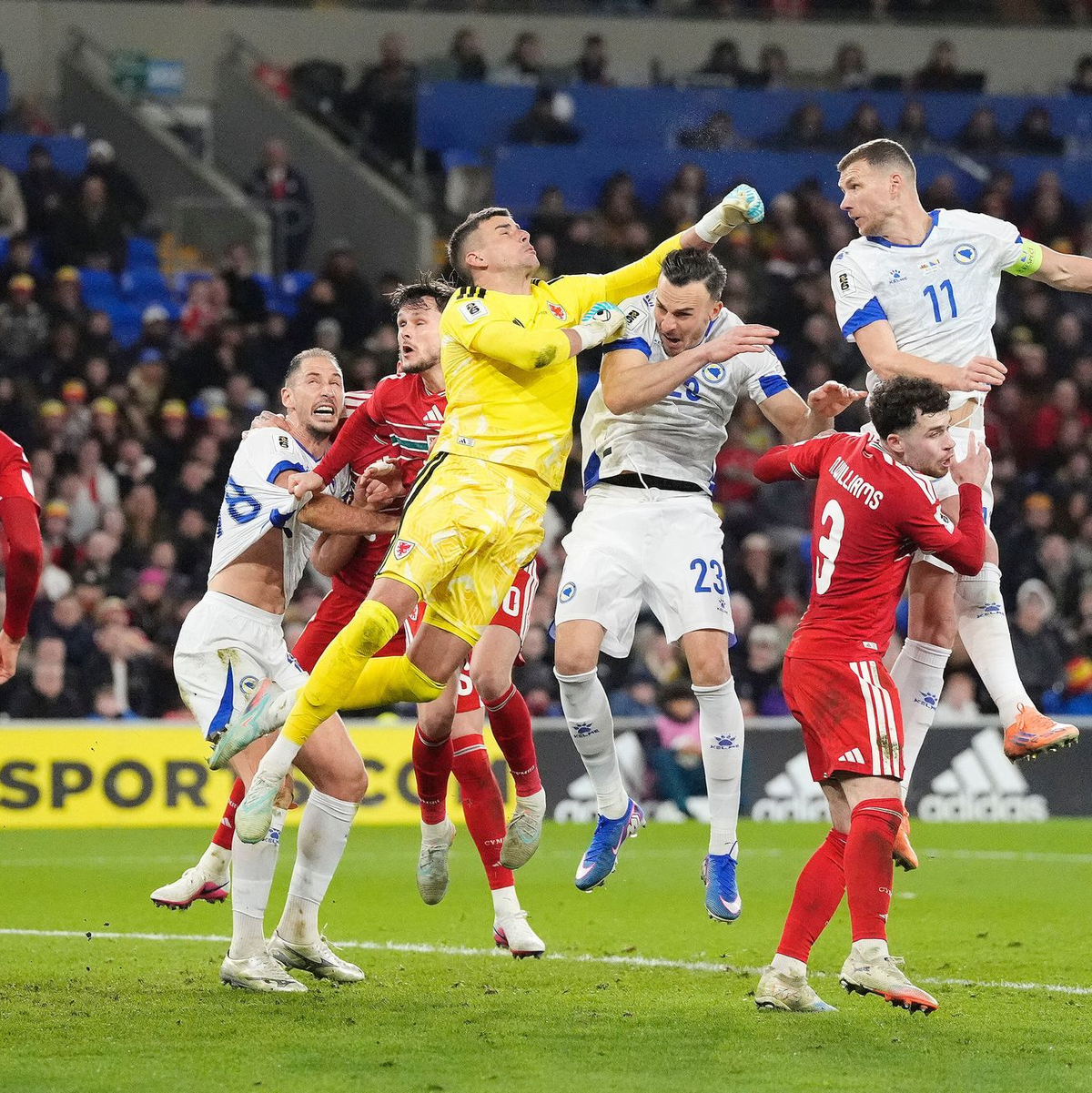 Edin Dzeko (r. oben) glich im Playoff-Halbfinale für Bosnien-Herzegowina aus. (Archivbild) - Foto: Nick Potts/PA Wire/dpa