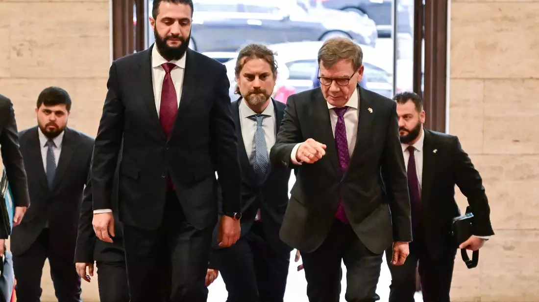 «Die Syrer verdienen eine Chance und wir möchten helfen, dass diese Chance gut genutzt wird», sagte Außenminister Johann Wadephul (rechts) beim deutsch-syrischen Wirtschaftsforum mit dem syrischen Übergangspräsidenten Ahmed al-Scharaa. - Bild: Sebastian Christoph Gollnow/dpa