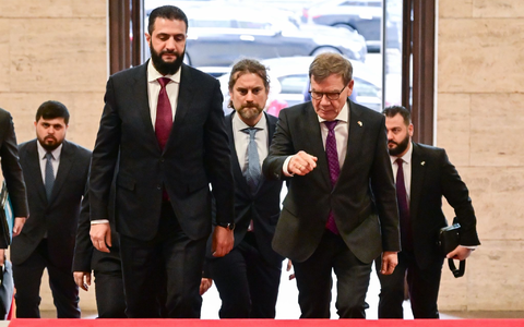 «Die Syrer verdienen eine Chance und wir möchten helfen, dass diese Chance gut genutzt wird», sagte Außenminister Johann Wadephul (rechts) beim deutsch-syrischen Wirtschaftsforum mit dem syrischen Übergangspräsidenten Ahmed al-Scharaa. - Foto: Sebastian Christoph Gollnow/dpa