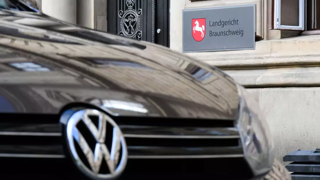 Erneut müssen sich fünf Angeklagte vor dem Landgericht Braunschweig verantworten. - Bild: Julian Stratenschulte/dpa Pool/dpa