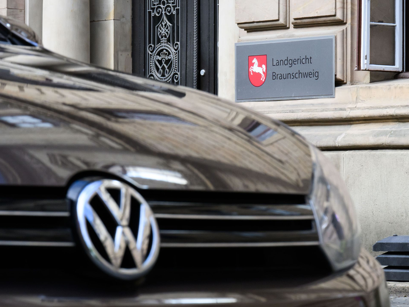 Erneut müssen sich fünf Angeklagte vor dem Landgericht Braunschweig verantworten. - Foto: Julian Stratenschulte/dpa Pool/dpa