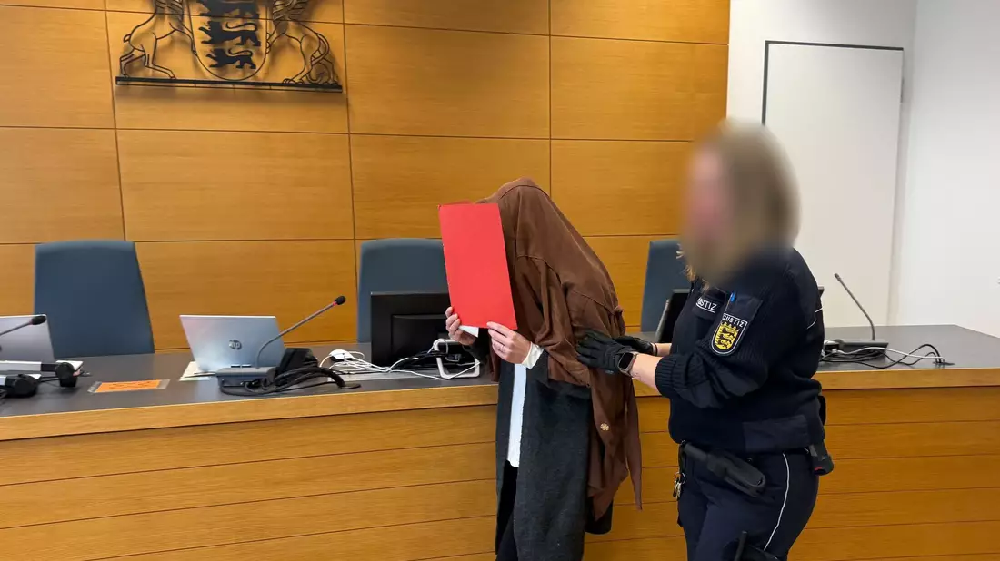 Eine Frau hat sich jahrelang als Lehrerin in Heidelberg und Homburg ausgegeben. Jetzt wurde sie in Heidelberg verurteilt. (Archivbild) - Bild: Stefanie Järkel-Bahat/dpa