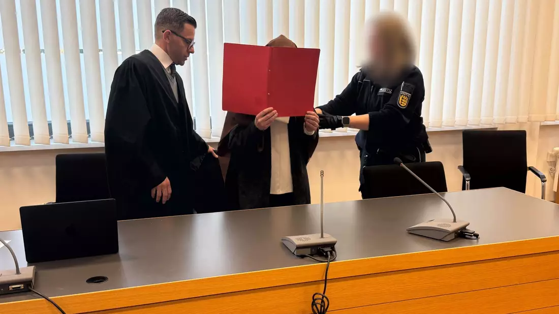 Das Landgericht Heidelberg verurteilte die Frau nun unter anderem wegen gewerbsmäßigen Betrugs und Urkundenfälschung. (Archivbild) - Bild: Stefanie Järkel-Bahat/dpa