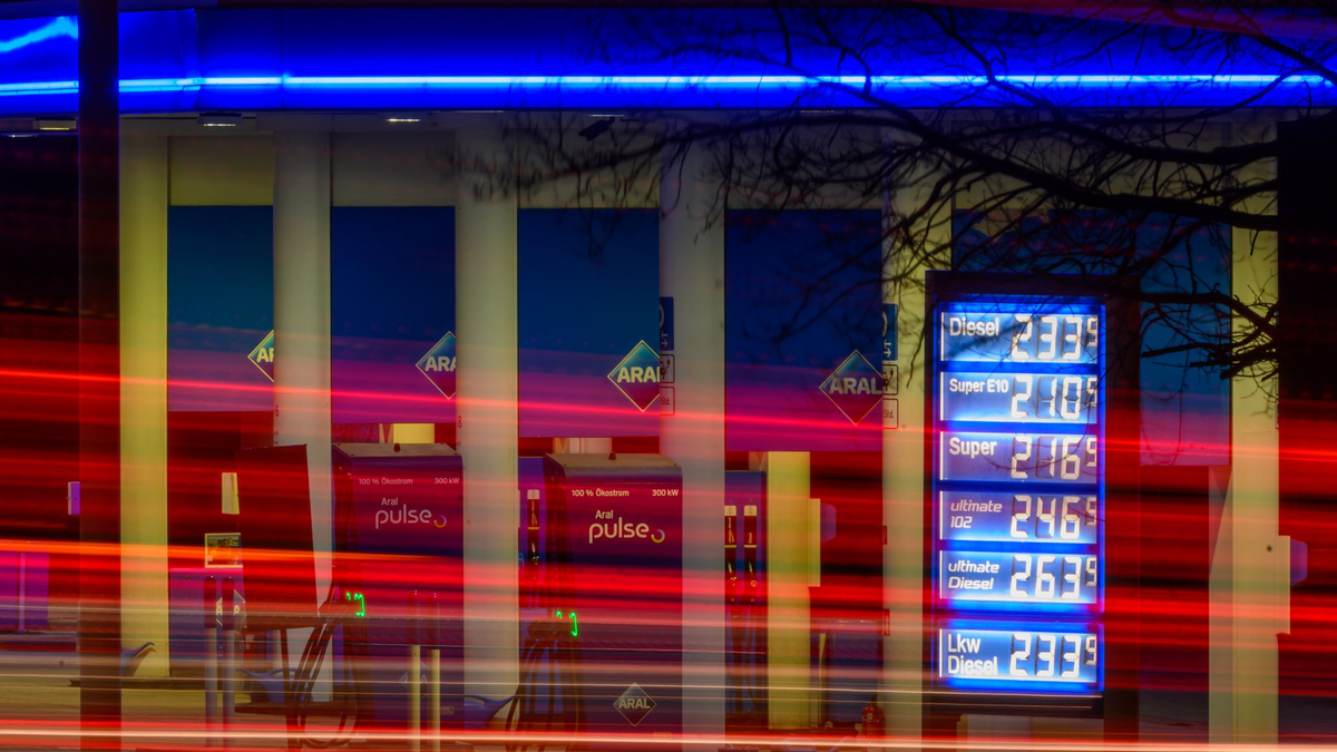 Mit dem Ölpreisschock sind die Spritpreise an den Tankstellen stark gestiegen (Archivbild) - Foto: Hendrik Schmidt/dpa