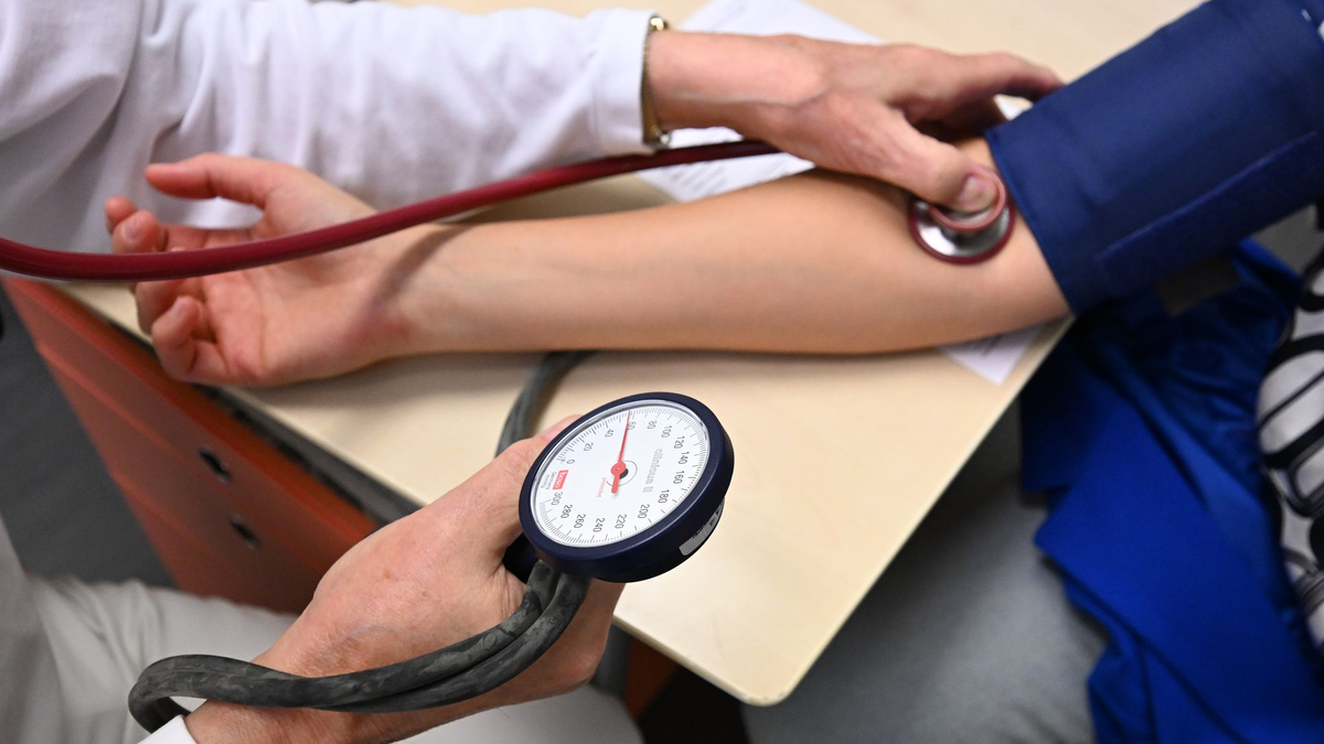 Eine Kommission macht Sparvorschläge für das Gesundheitswesen in Milliardenhöhe. (Archivbild)  - Foto: Bernd Weißbrod/dpa