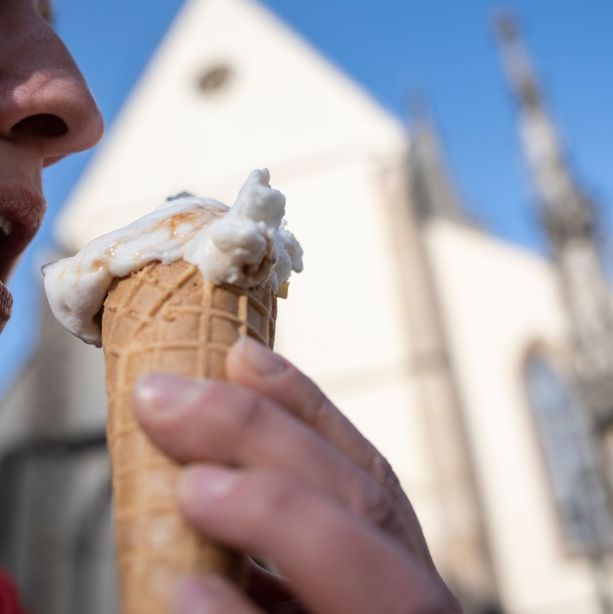 Auch die Eisverkäufer konnten sich über das schöne Wetter freuen. (Archivbild) - Foto: Marijan Murat/dpa