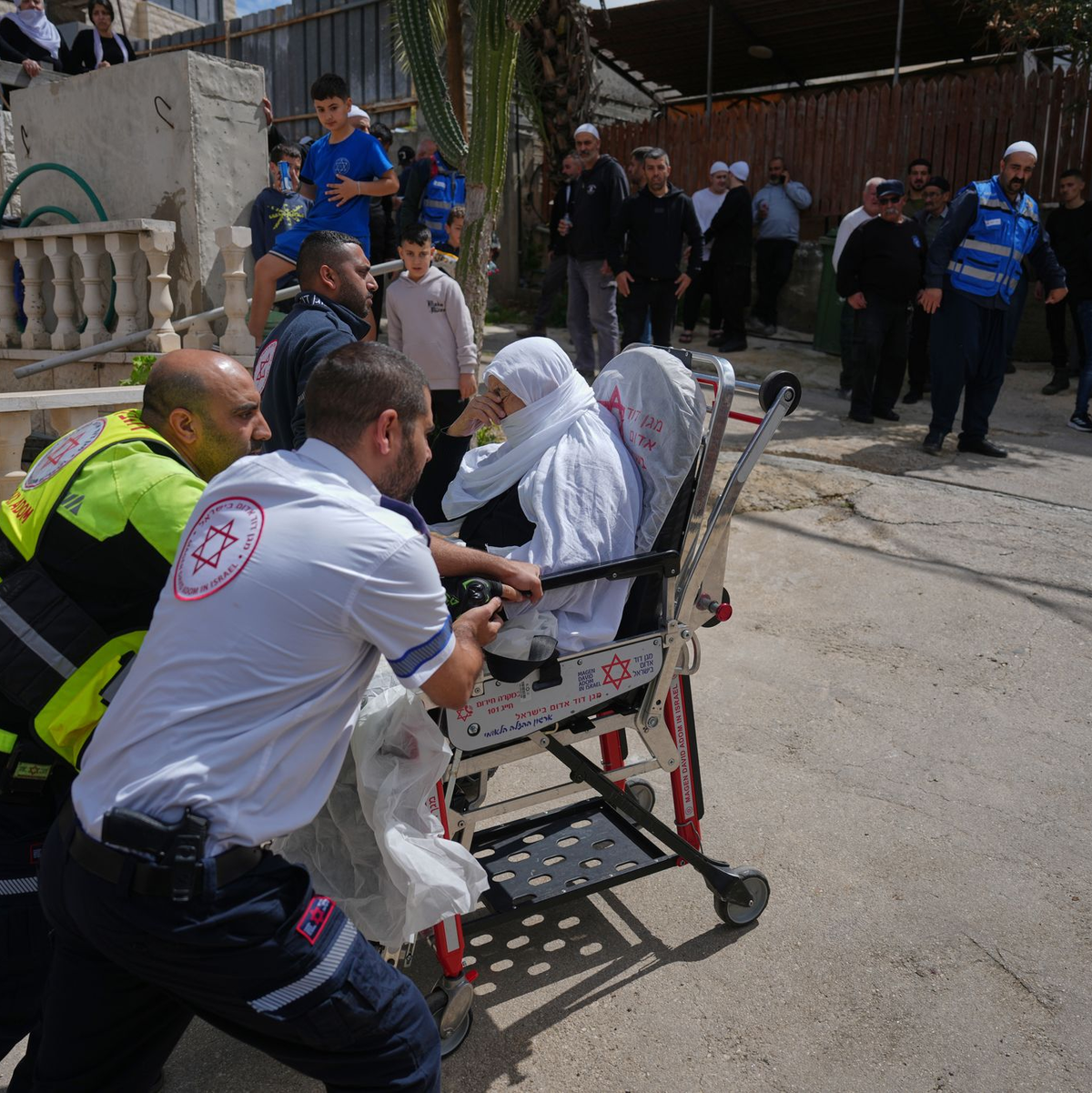 Die Zivilbevölkerungen ist in allen beteiligten Ländern Leidtragende des Iran-Kriegs. - Foto: Ariel Schalit/AP/dpa
