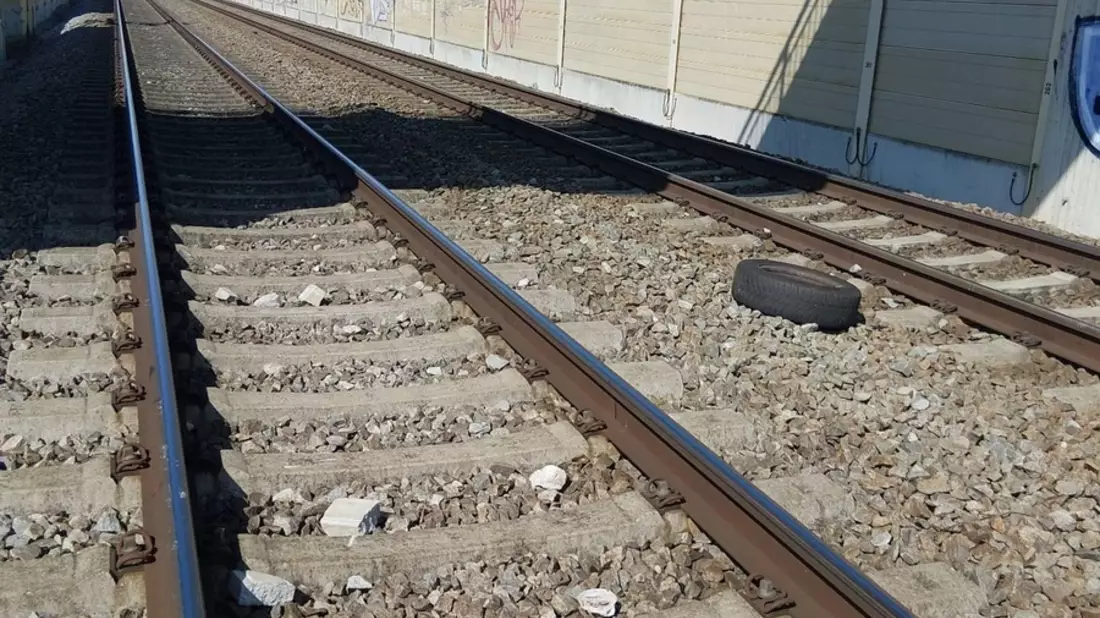 Bundespolizeidirektion München: Steine und Reifen im Gleisbereich: Gefährlicher Eingriff in den Bahnverkehr - Bundespolizei Freilassing sucht Zeugen - Bild: presseportal.de
