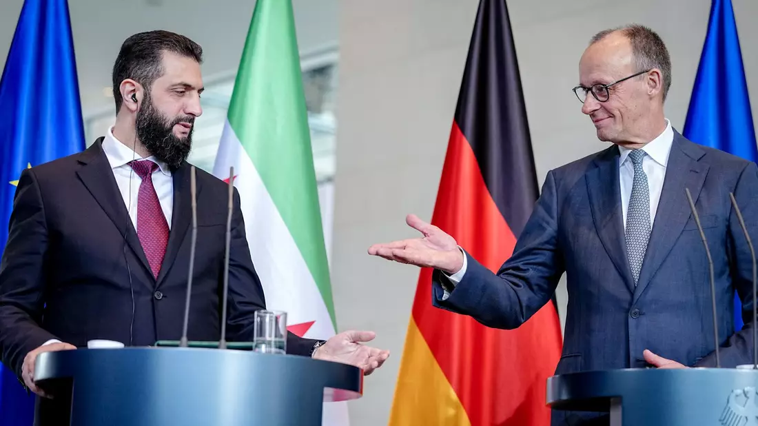 Bundeskanzler Friedrich Merz äußerte sich in einer Pressekonferenz mit Syriens Übergangspräsidenten Ahmed al-Scharaa. - Bild: Kay Nietfeld/dpa