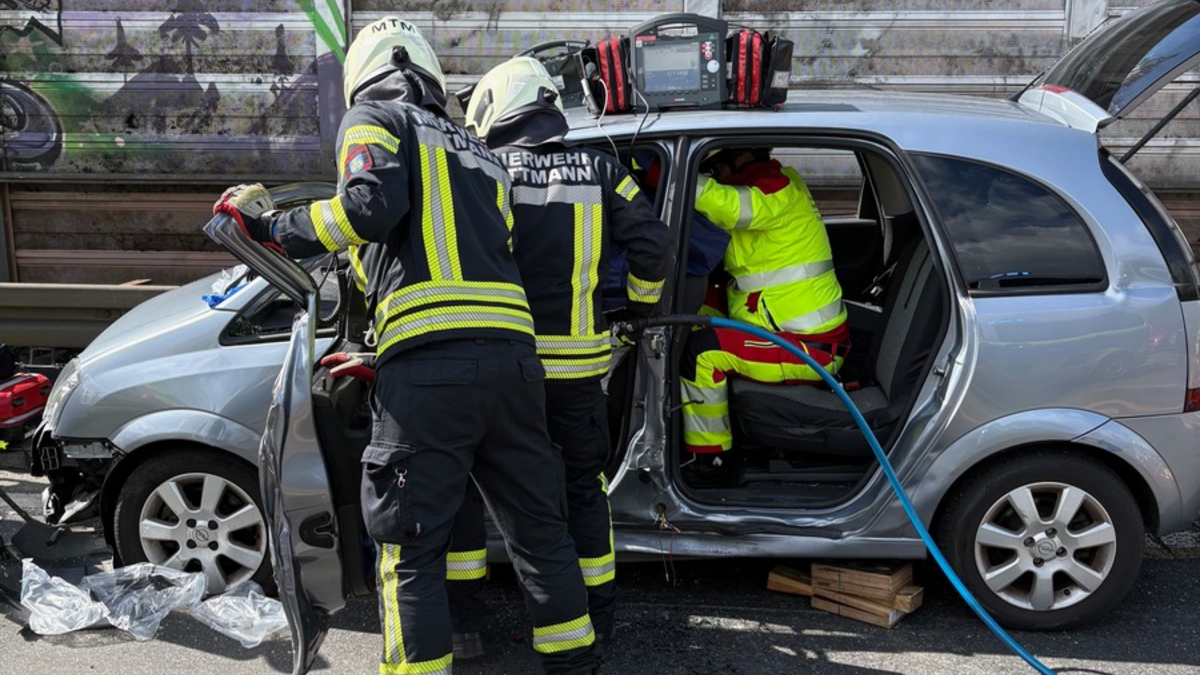 FW Mettmann: schwerer Verkehrsunfall zwischen PKW und LKW - Foto: presseportal.de