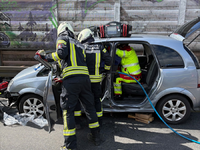 FW Mettmann: schwerer Verkehrsunfall zwischen PKW und LKW - Foto: presseportal.de