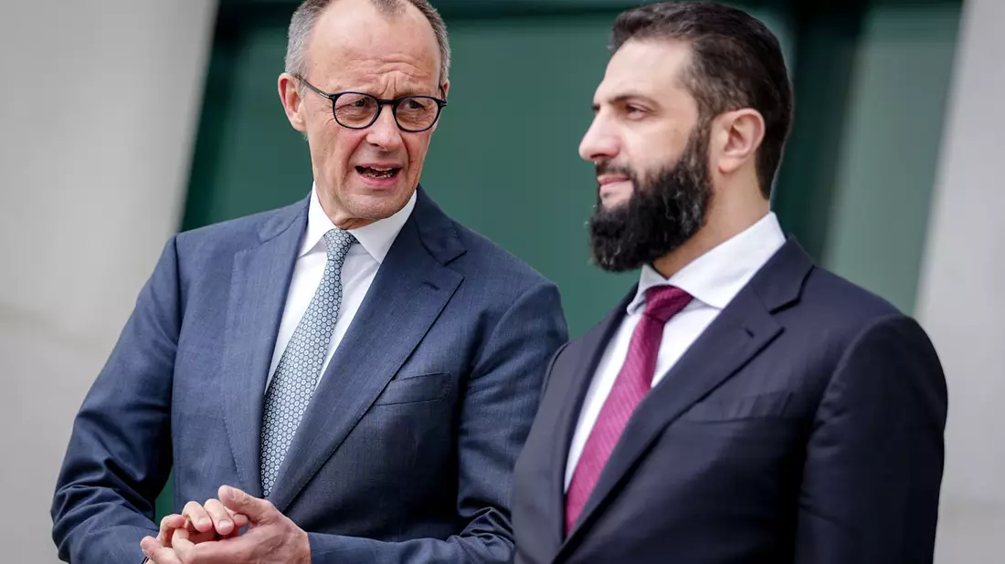 Syriens Übergangspräsident al-Scharaa (r.) holt seinen verschobenen Besuch in Berlin nach. - Bild: Kay Nietfeld/dpa
