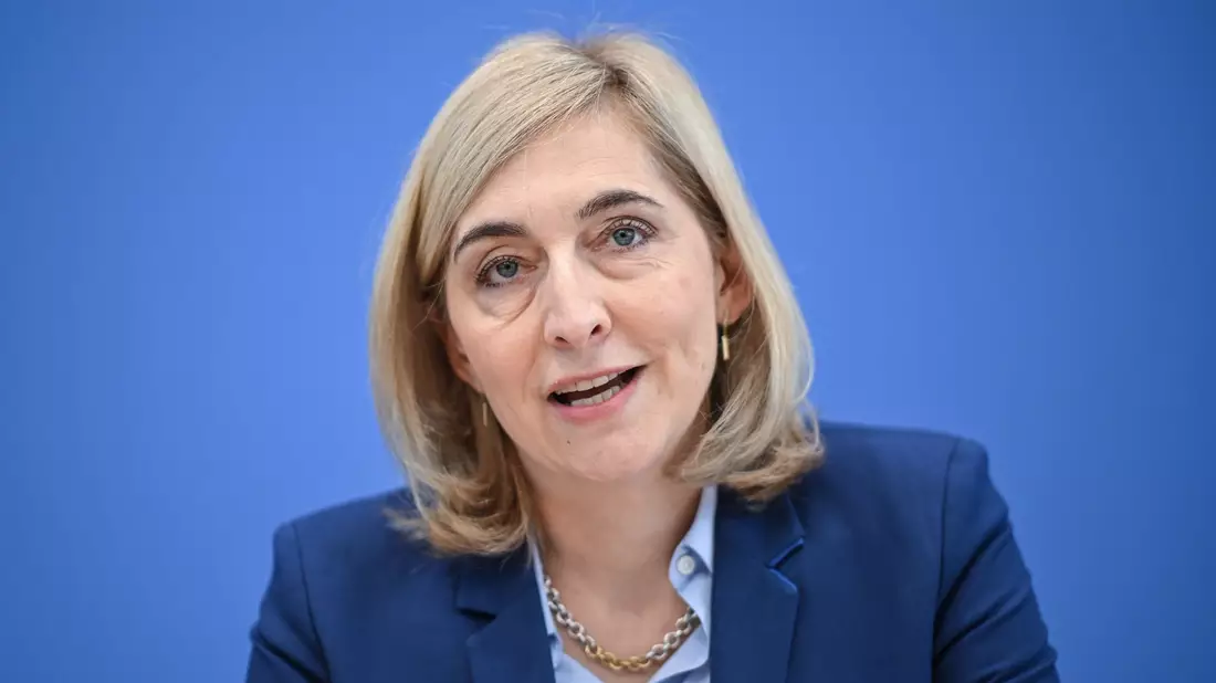 Gesundheitsministerin Warken will schnell eine Gesundheitsreform auf den Weg bringen. - Bild: Britta Pedersen/dpa