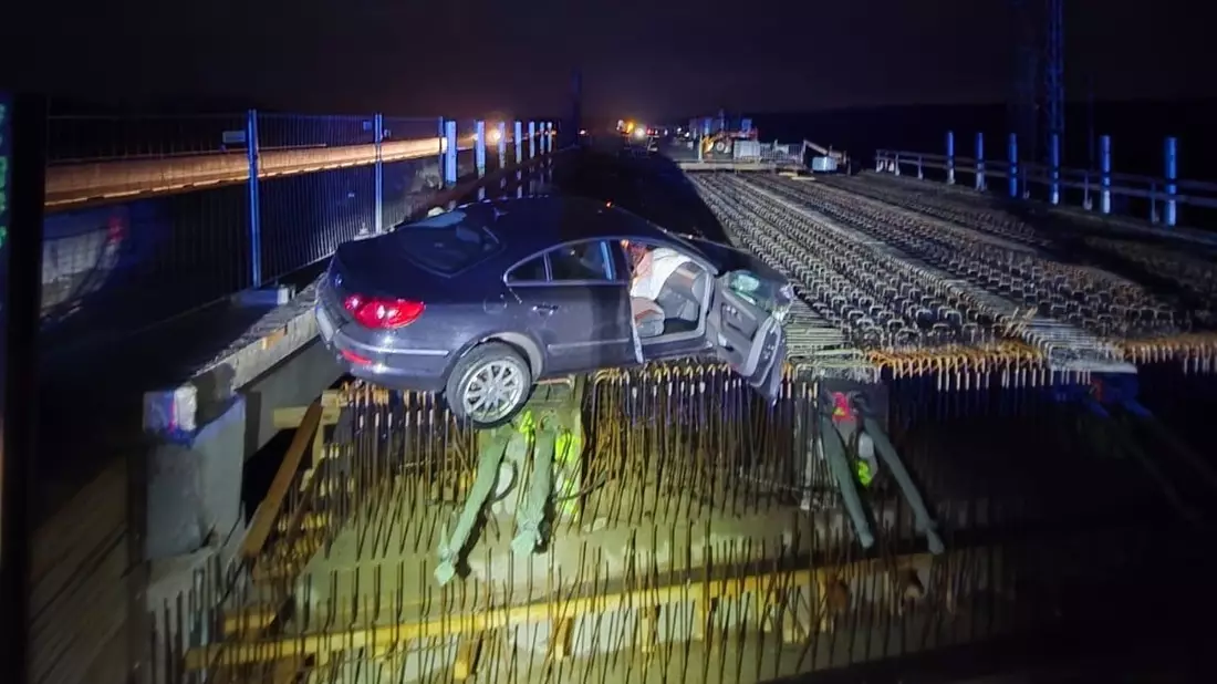 POL-HRO: Pkw durchbricht Baustellenabsicherung auf A24 und landet auf Brückenrohbau - Bild: presseportal.de