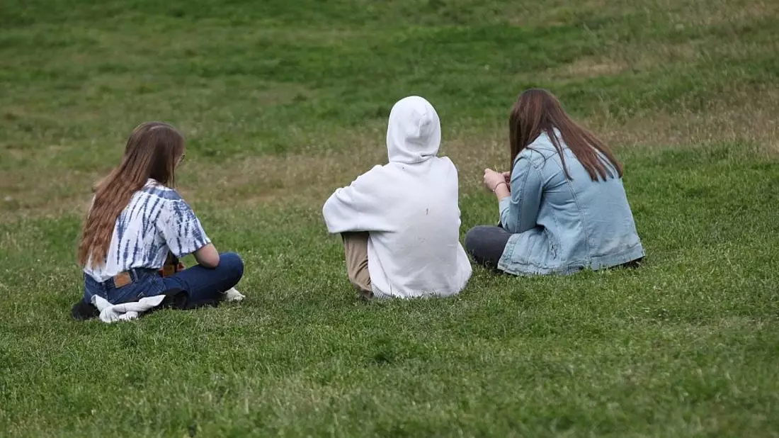 Drei junge Frauen in einem Park (Archiv) - Bild: via dts Nachrichtenagentur