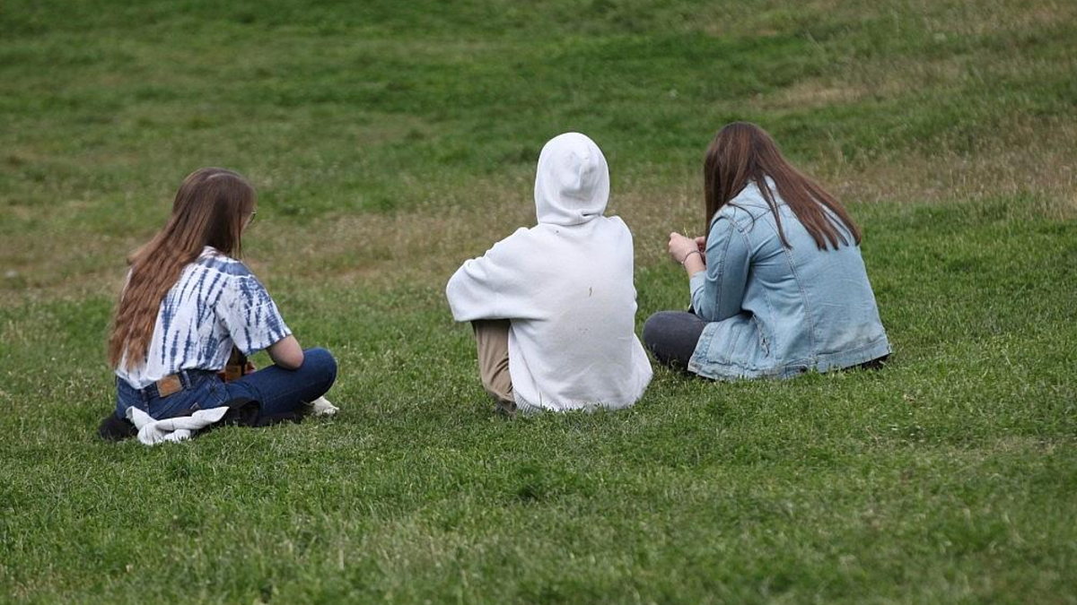 Drei junge Frauen in einem Park (Archiv) - Foto: via dts Nachrichtenagentur