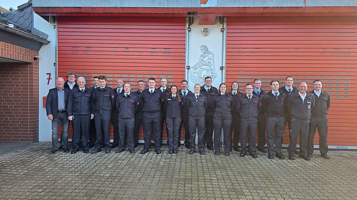 FW Bergheim: Beförderungen und Ernennungen bei der Feuerwehr Bergheim Lehrgang abgeschlossen und nächster steht in den Startlöchern - Weitere Mitarbeiter befördert - Foto: presseportal.de